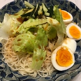 レタスときゅうりのサラダ冷やしラーメン